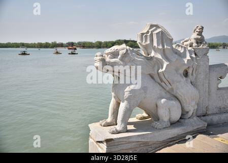 Statue di draghi sul ponte del diciassettesimo arco (Shiqikong Qiao) nel Palazzo d'Estate, complesso di laghi, giardini, padiglioni e palazzi e sito patrimonio dell'umanità dell'UNESCO Foto Stock