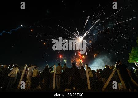 Taunggyi, Myanmar. 30 ottobre 2025. I fuochi d'artificio esplodono nel cielo durante il Taunggyi Hot-Air Balloon Festival a Taunggyi, stato di Shan, Myanmar, 30 ottobre 2025. PER ANDARE CON "Feature: Il festival della mongolfiera del Myanmar fonde eredità, unità con gioia" crediti: Myo Kyaw Soe/Xinhua/Alamy Live News Foto Stock