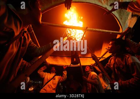 Taunggyi, Myanmar. 30 ottobre 2025. Le persone si preparano a rilasciare una mongolfiera durante il Taunggyi Hot-Air Balloon Festival a Taunggyi, stato Shan, Myanmar, 30 ottobre 2025. PER ANDARE CON "Feature: Il festival della mongolfiera del Myanmar fonde eredità, unità con gioia" crediti: Myo Kyaw Soe/Xinhua/Alamy Live News Foto Stock