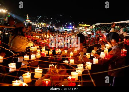 Taunggyi, Myanmar. 30 ottobre 2025. Le persone attaccano piccole lanterne a una mongolfiera durante il Taunggyi Hot-Air Balloon Festival a Taunggyi, stato Shan, Myanmar, 30 ottobre 2025. PER ANDARE CON "Feature: Il festival della mongolfiera del Myanmar fonde eredità, unità con gioia" crediti: Myo Kyaw Soe/Xinhua/Alamy Live News Foto Stock