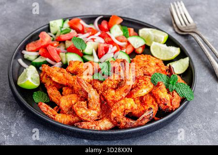 Succosi gamberi tandoori ricoperti di vivaci spezie rosse indiane Foto Stock