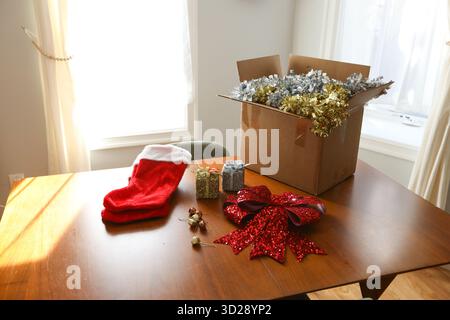 Le decorazioni natalizie sono state smontate sul tavolo della cucina Foto Stock