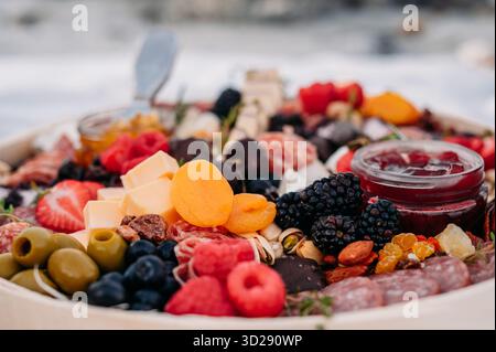 Primo piano di salumi colorati con carni, formaggi e frutta. Foto Stock