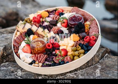 Primo piano di salumi colorati con carni, formaggi e frutta. Foto Stock