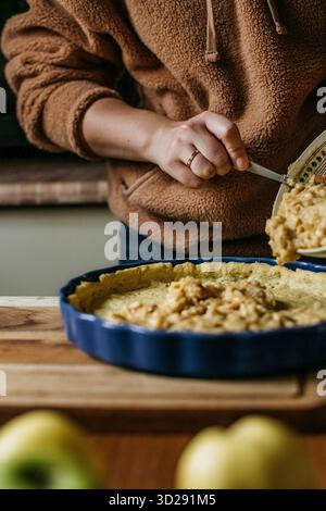 La base di crostata di mele fatta in casa viene riempita Foto Stock