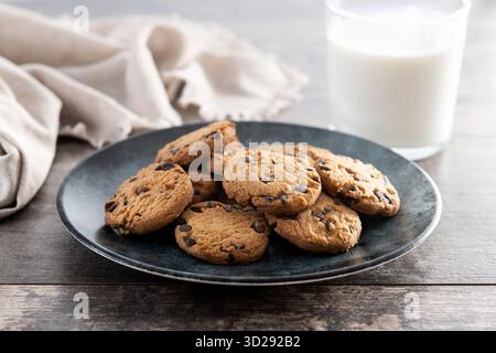 Biscotti con scaglie di cioccolato per colazione su un tavolo di legno Foto Stock