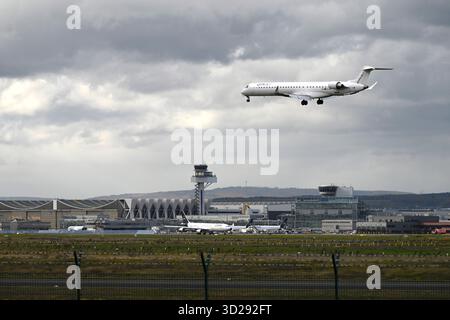 Francoforte. 23 ottobre 2025. Un Cityjet Mitsubishi CRJ-1000 atterra all'aeroporto di Francoforte. Ubicazione: Spotterpoint Zeppelinheim presso l'aeroporto di Francoforte (Fraport), 23 ottobre 2025 a Francoforte. Credito: dpa/Alamy Live News Foto Stock