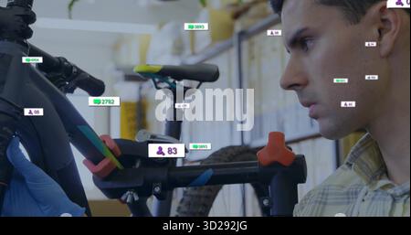 Ispezione del meccanico che indossa guanti gialli per camicia regolazione del telaio della bicicletta nelle sovrapposizioni del garage, spazio per le copie Foto Stock