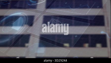 Proiettando pannelli olografici che si sovrappongono alla facciata urbana, mostrando grafici radar, finestre di codice e coppe Foto Stock