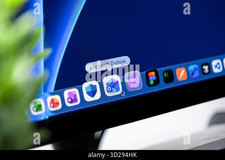 Poznan, Polonia - 16 ottobre 2025: Icona di Microsoft Outlook sullo schermo, evidenziando il suo ruolo cruciale nella gestione della posta elettronica, nel calendario e nella digitalizzazione quotidiana Foto Stock