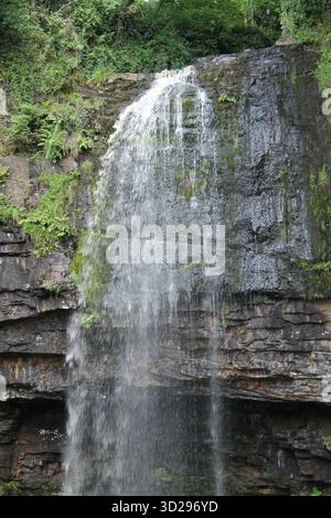 Una cascata alta che scorre su un Ledge roccioso. Foto Stock