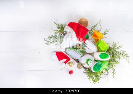 Natale pulizia flatlay, pubblicità banner mockup per la campagna di pulizia invernale. Impostare vari detergenti, bottiglie, spray, accessori, utensili, bianco Foto Stock