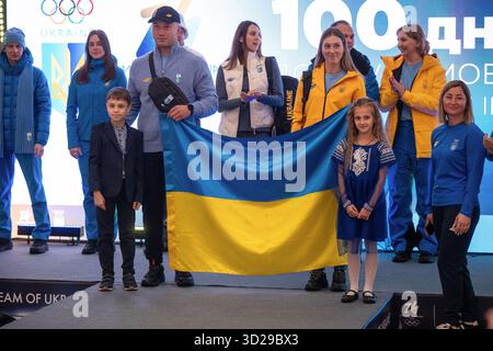 I bambini prendono parte a una cerimonia di consegna della bandiera, presentando la bandiera Ucraina agli olimpici Khrystyna Dmytrenko e Taras Filiak al termine di un evento festoso che segna 100 giorni fino all’inizio dei XXV Giochi Olimpici invernali, che si terranno nelle città italiane di Milano e Cortina d’Ampezzo dal 6 al 22 febbraio 2026. L'evento ha anche caratterizzato la presentazione della nuova uniforme olimpica della squadra nazionale Ucraina da parte del partner ufficiale 4F, presso il centro commerciale Gulliver, Kiev, Ucraina, il 29 ottobre 2025 (foto di Danylo Antoniuk/Ukrinform) Foto Stock