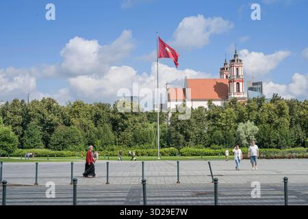 Lukiskes-Platz, hinten die Kirche der heiligen Apostel Philippus und Jakobus, Vilnius, Litauen *** Piazza Lukiskes, dietro la Chiesa dei Santi Apostoli Filippo e Giacomo, Vilnius, Lituania Foto Stock