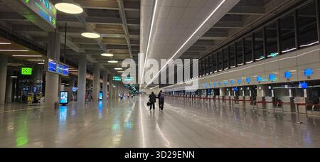 Doloman, Turchia - 25 aprile 2025: Il moderno terminal aeroportuale offre ai viaggiatori la possibilità di camminare in un'ampia sala illuminata. Foto Stock