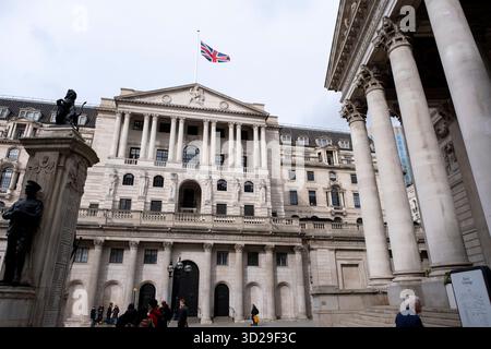 Bank of England nella City di Londra il 4 ottobre 2025 a Londra, Regno Unito. La Banca d'Inghilterra è la banca centrale del Regno Unito ed è responsabile della fissazione dei tassi di interesse. La City of London è un quartiere che contiene il principale quartiere finanziario di Londra. La City of London è ampiamente indicata semplicemente come la City è anche conosciuta colloquialmente come The Square Mile. Foto Stock
