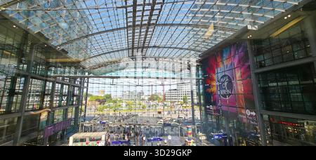 Berlino, Germania - 17 giugno 2025: Moderna struttura in vetro della stazione centrale di Berlino con opere d'arte colorate. Foto Stock
