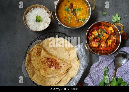 Pasto vegetariano indiano - Roti servito con dal tadka paneer jalfrezi e riso Foto Stock