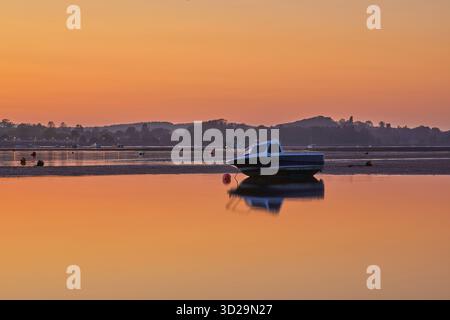 Un calmo e pacifico crepuscolo con la bassa marea sull'estuario di un fiume: Il fiume exe, Exmouth, Devon, Gran Bretagna. Foto Stock