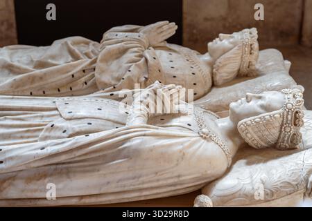 Primo piano sulle statue di marmo della regina e del re medievale in Francia che si stendono sulla loro tomba Foto Stock