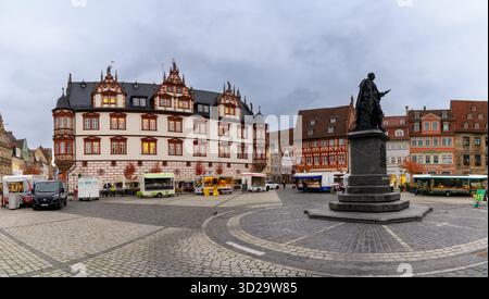 Coburgo, Germania - 10 ottobre 2025: panorama del giorno del mercato sulla piazza principale del centro storico di Coburgo Foto Stock