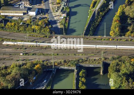 Vista aerea, treno ICE sul ponte ferroviario Hafenstrasse sul fiume Lippe e sul canale Datteln-Hamm, Mitte, Hamm, regione della Ruhr, Renania settentrionale-Westpha Foto Stock