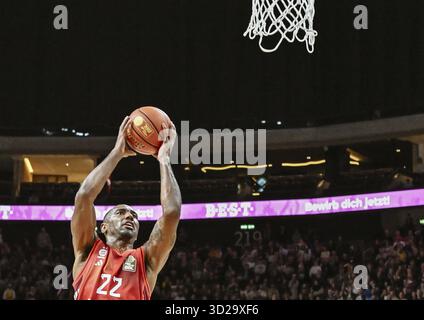 Pallacanestro BBL Bundesliga, Alba Berlin, FC Bayern Monaco Basketball contro Isiaha Mike (FC Bayern Basketball) inizia il lancio del basket Foto Stock