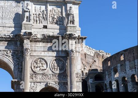 Dettagli sull'Arco di Costantino rilievi in marmo con scene di Schalcht al Ponte Milvio, parte del Colosseo nel Foto Stock