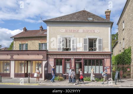La storica Auberge Ravoux (anche Maison de Van Gogh) in costruzione tradizionale con l'iscrizione Auberge Ravoux e il ristorante Commerce de Vins Foto Stock