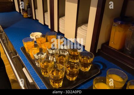Bicchieri di succo nella sala da pranzo. Bevande nella sala da pranzo. Foto Stock