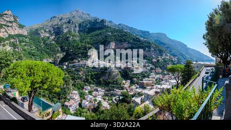 Vista panoramica sopraelevata del villaggio sulla scogliera di Positano, sulla Costiera Amalfitana, con case incastonate contro montagne spettacolari Foto Stock