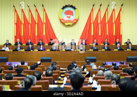 (251031) -- PECHINO, 31 ottobre 2025 (Xinhua) -- il Premier cinese li Qiang, anche membro del comitato permanente dell'Ufficio politico del Comitato centrale del Partito Comunista Cinese (CPC), partecipa all'apertura della 14a sessione del comitato permanente della 14a Conferenza politica consultiva del popolo cinese (CPPCC) e presenta una relazione a Pechino, capitale della Cina, 31 ottobre 2025. La quattordicesima sessione del comitato permanente del quattordicesimo comitato nazionale del CPPCC si concentra sui principi guida della quarta sessione plenaria del ventesimo comitato centrale del PCC. W Foto Stock