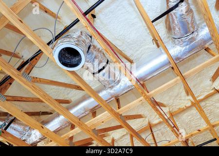 L'isolamento delle condutture è in fase di installazione sul soffitto in un progetto di ristrutturazione residenziale Foto Stock