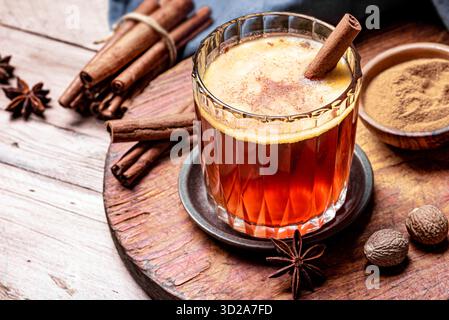 Cocktail caldo al rum con cannella e noce moscata per il Ringraziamento, Natale e vacanze invernali. Primo piano della bevanda calda calda e alcolica fatta in casa. Foto Stock
