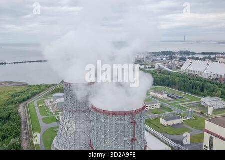 Torri a vapore di una centrale nucleare. Foto Stock
