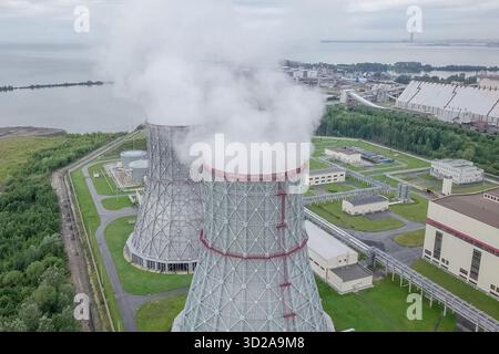 Torri a vapore di una centrale nucleare. Foto Stock