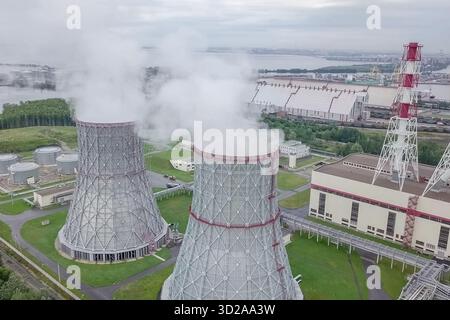 Torri a vapore di una centrale nucleare. Foto Stock