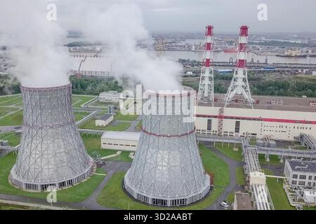 Torri a vapore di una centrale nucleare. Foto Stock