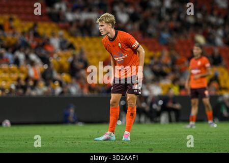 31 ottobre 2025; Suncorp Stadium, Brisbane, Queensland, Australia: A League Football, Brisbane Roar contro Melbourne City; Sam Klein di Brisbane Roar guarda giocare Foto Stock