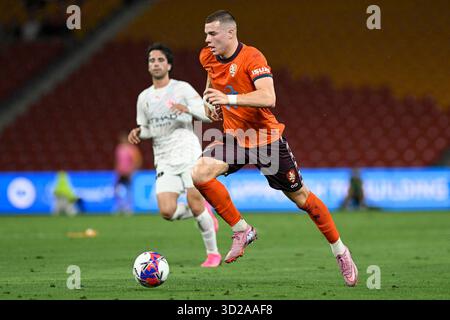 31 ottobre 2025; Suncorp Stadium, Brisbane, Queensland, Australia: A League Football, Brisbane Roar contro Melbourne City; Justin Vidic di Brisbane Roar corre con la palla Foto Stock