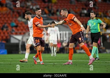 31 ottobre 2025; Suncorp Stadium, Brisbane, Queensland, Australia: A League Football, Brisbane Roar contro Melbourne City; Jay o'Shea e Justin Vidic di Brisbane Roar stringono la mano Foto Stock