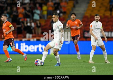 31 ottobre 2025; Suncorp Stadium, Brisbane, Queensland, Australia: A League Football, Brisbane Roar contro Melbourne City; German Ferreyra di Melbourne City poggia la palla al suo portiere Foto Stock