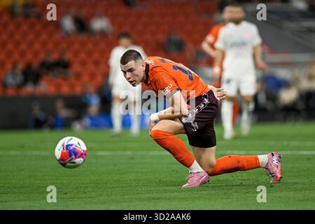 31 ottobre 2025; Suncorp Stadium, Brisbane, Queensland, Australia: A League Football, Brisbane Roar contro Melbourne City; Justin Vidic di Brisbane Roar inciampa davanti a porta Foto Stock