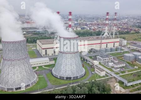 Torri a vapore di una centrale nucleare. Foto Stock