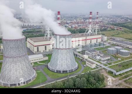 Torri a vapore di una centrale nucleare. Foto Stock