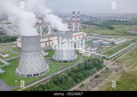 Torri a vapore di una centrale nucleare. Foto Stock