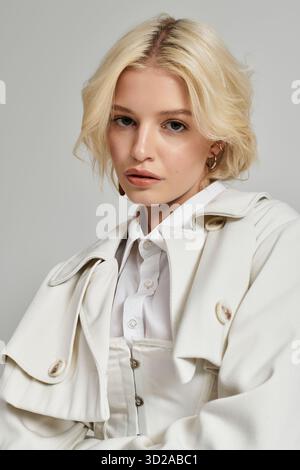 Una bella giovane donna indossa elegantemente un outfit alla moda, mettendo in risalto lo stile invernale. Foto Stock