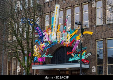 Opera d'arte illuminata sopra il tendone dell'ingresso sulla facciata della biblioteca di Utrecht. Foto Stock