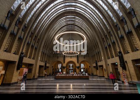 Grande sala della biblioteca di Utrecht nell'ex ufficio postale di Neude nel centro della città. Foto Stock