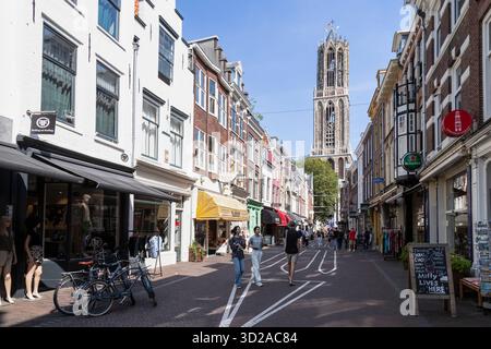 Via dello shopping con vista sull'iconica Torre del Duomo nel centro storico di Utrecht, nei Paesi Bassi. Foto Stock
